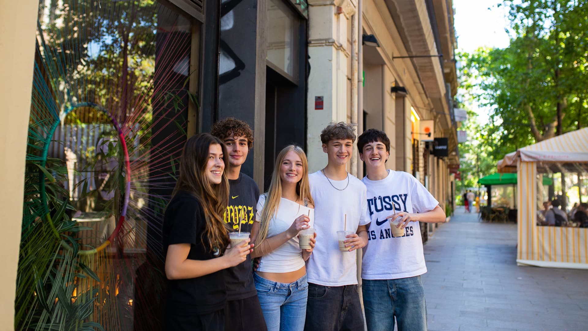 learnlife-urban-hub-learners-outside